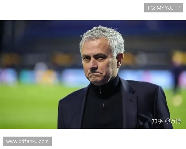 足球明星在赛场上泪流满面瞬间展现情感与坚持的真实写照